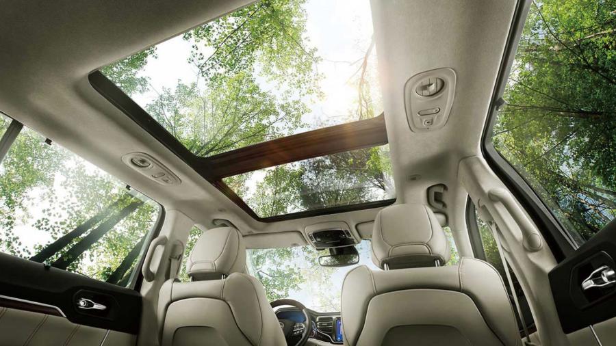 Интерьер Jeep Grand Commander Summit (K8) 2018 года  (фото 18 из 24)